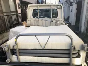 トラックに積み込んだ折りたたみベッド