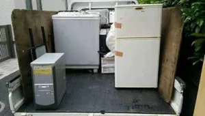 トラックに積まれた2ドア冷蔵庫