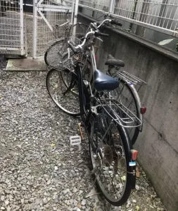 屋外に置かれた自転車2台