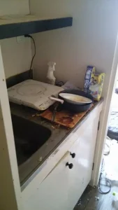 汚れたキッチン台所