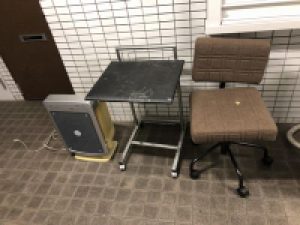 地面に置いた椅子、テーブル、空気清浄機