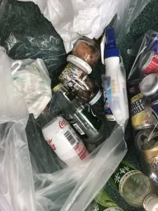 ゴミ袋に、空き缶、空き瓶が混在